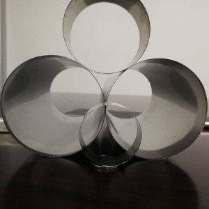 Large diameter thin-walled stainless steel seamless pipe
